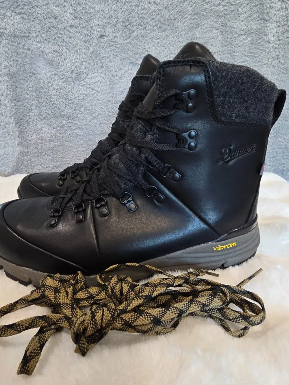 Danner Arctic 600 200G Insulated Jet Black /Mojave WP Hiking Boots Men's NEW